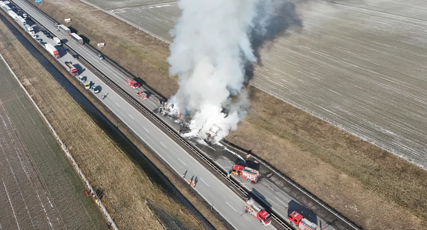 Potężny pożar ciężarówek na A4. Autostrada sparaliżowana
