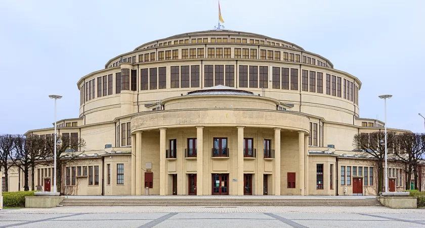 Halę Stulecia czeka kosztowna kąpiel. Wybrudziły ją spaliny