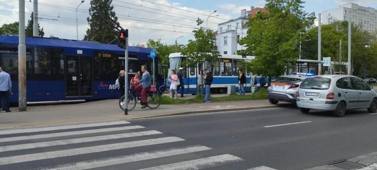 Wrocław: Pieszy wpadł pod tramwaj. Spod wagonu wyciągnęli go strażacy