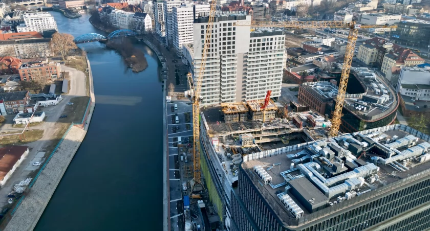 Wrocław: Drugi po Sky Tower drapacz chmur rośnie w oczach