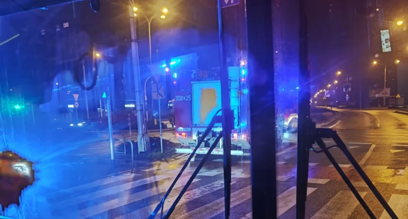 Wypadek w centrum Wrocławia. Autobus MPK zderzył się z taksówką