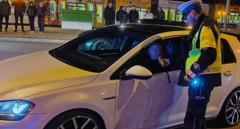 Umówili się na wyścigi we Wrocławiu. Policja złapała ich pod Magnolią i koło stadionu