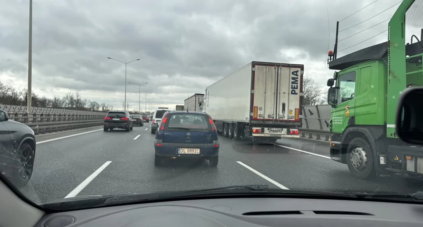 Wrocław: Wypadek na AOW. Citroen wpadł w poślizg. Dwie osoby ranne 