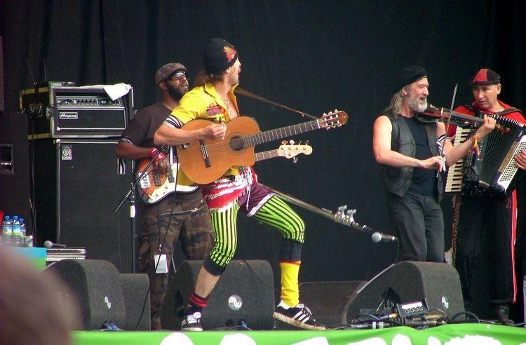 Imigranci grający punk rocka i znani z przeboju „Alcohol”. Gogol Bordello wystąpi we Wrocławiu