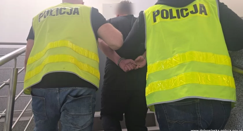 Kurier z pistoletem. Gonił ludzi i groził im bronią, w końcu strzelił!