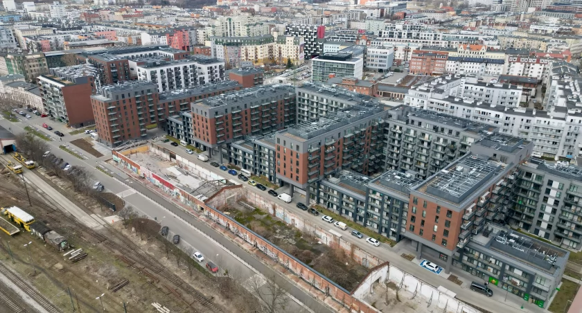 W centrum Wrocławia powstało ogromne osiedle. Deweloper odbudował też zabytkową parowozownię