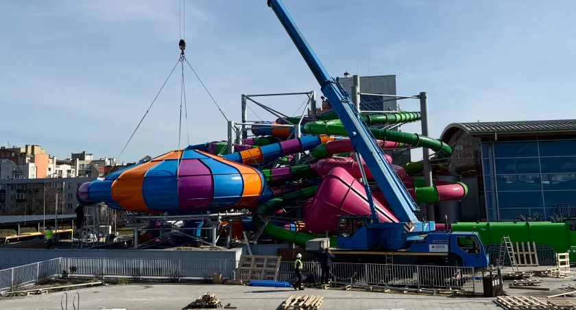 Nowa zjeżdżalnia w Aquapark Wrocław prawie gotowa. Zamontowali „cebulę”