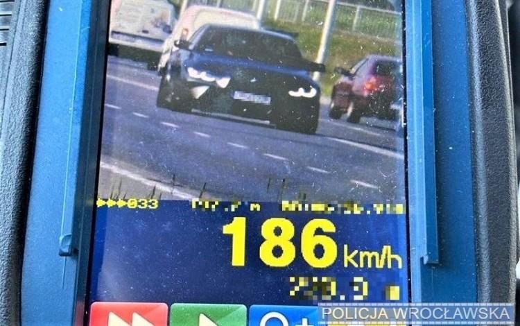 Wrocław: pirat drogowy gnał BMW prawie 200 km/h. Zostanie ukarany nie tylko za przekroczenie prędkości