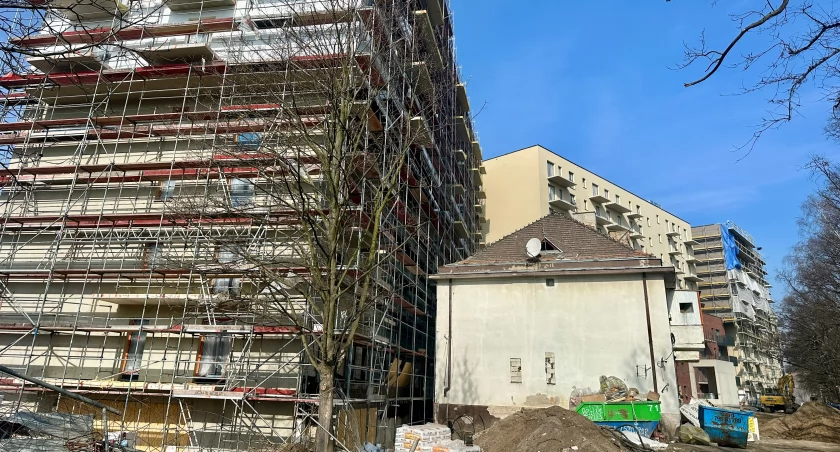 Wrocław: - Apartamenty z widokiem na sąsiada. Budynki na Popowicach stały się pośmiewiskiem