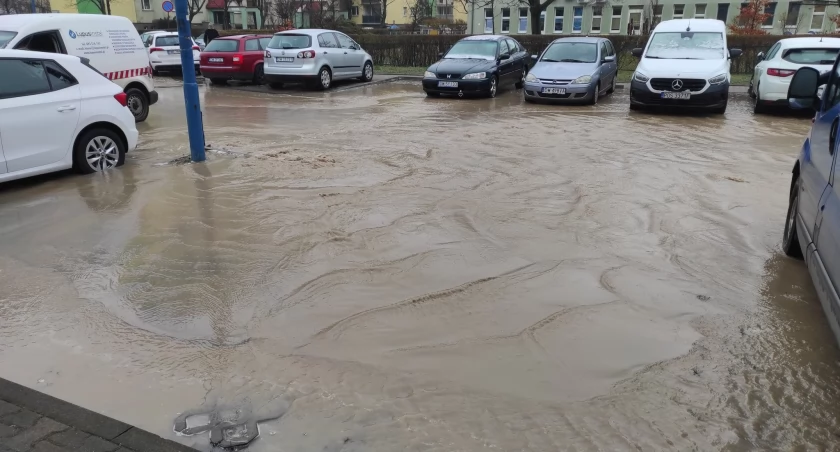 Wrocław: Na Nowym Dworze pękła rura. Woda zalała parking 