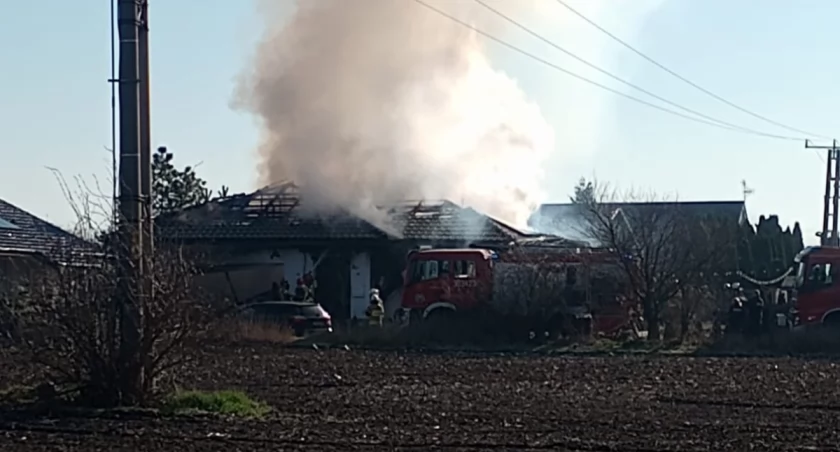 Pożar domu pod Wrocławiem. Czarny dym widać z daleka 