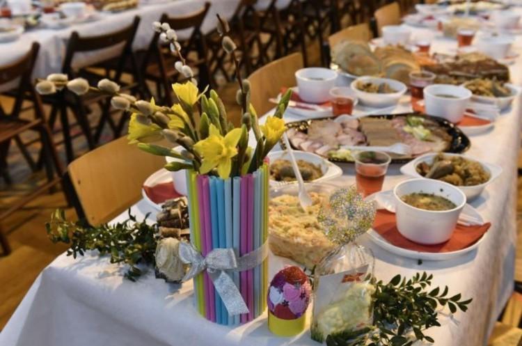Śniadania wielkanocne dla Ukraińców we Wrocławiu. W hotelach i w Ossolineum