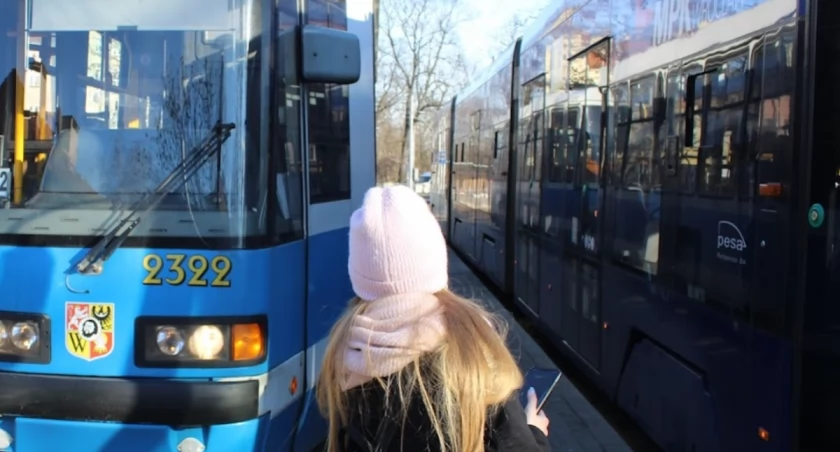 Dzień pieszego pasażera we Wrocławiu. Połamane pantografy i spore utrudnienia w komunikacji