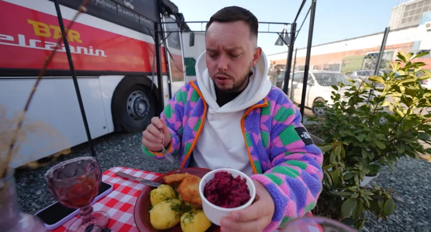 Książulo zrobił swoje. Kultowy bar w autobusie przeżywa oblężenie