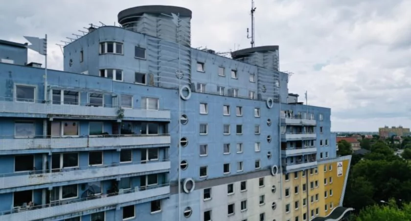 Architekt odpłynął! Ten blok we Wrocławiu wygląda jak statek!