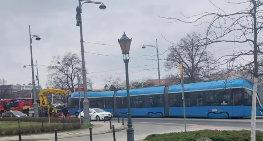 Wrocław: Tramwaj wykoleił się na Grodzkiej. Zepsuły się szyny 