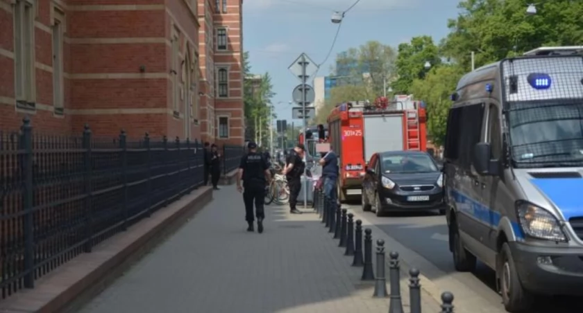 Alarm bombowy w centrum Wrocławia. Zamknięta ważna ulica, objazdy MPK