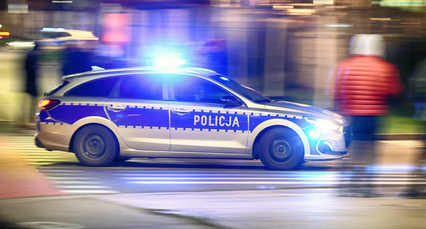 Szaleńczy pościg ulicą Strzegomską. Przed policją uciekał po chodnikach i trawnikach