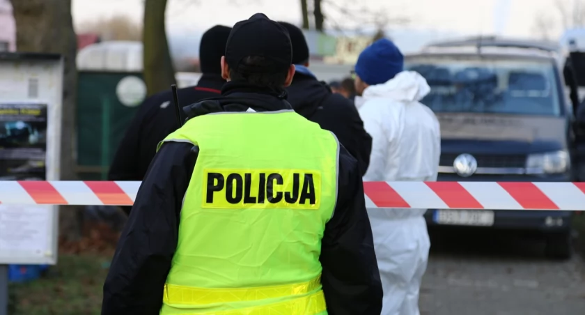 Horror na Dolnym Śląsku. Strażnik zastrzelił małą córeczkę i teściową. Drugie dziecko w stanie krytycznym [NOWE FAKTY]