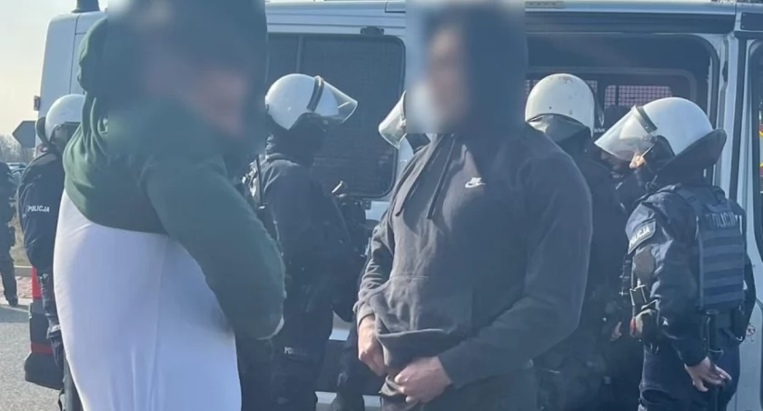 Uzbrojeni kibole chcieli napaść na pociąg pełen ludzi