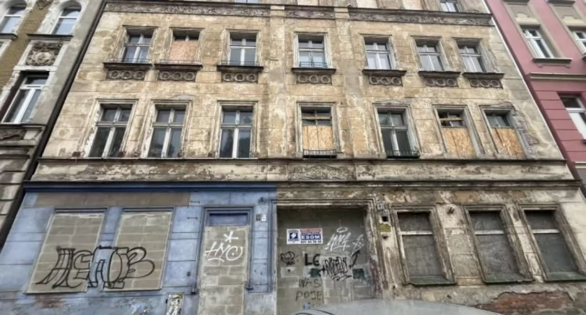 Podatniku! Zrzucisz się na karę i remont kamienicy pełnej kup. Doprowadzili ją do ruiny