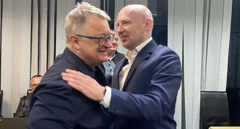 Polityczne trzęsienie ziemi pod Wrocławiem. PiS rozdał karty na nowo, radny KO musiał uciekać