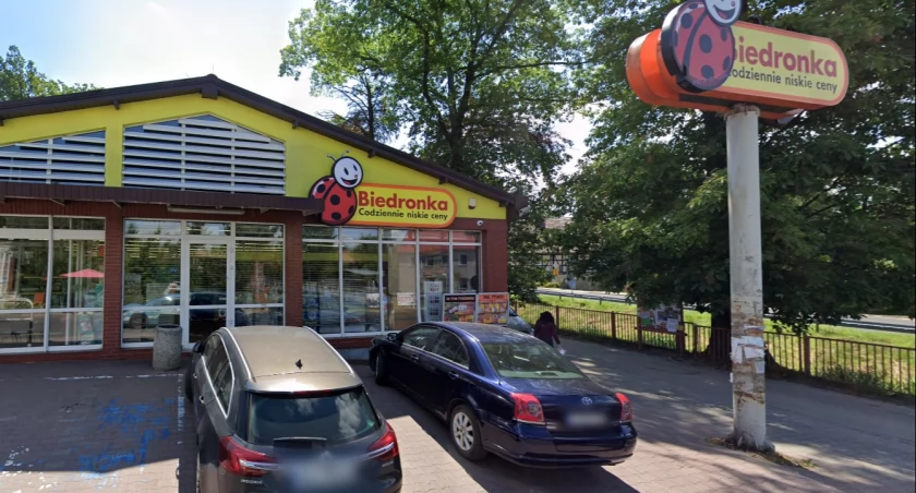 Brutalny napad pod Biedronką. Klient jest ranny, bandyta chciał mu ukraść auto