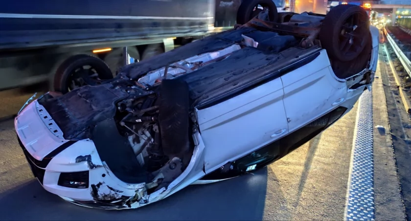 Wypadek na autostradzie A4 pod Wrocławiem. Auto dachowało 