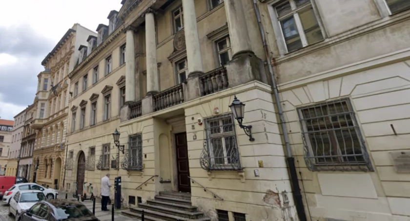 Pałac w sercu Wrocławia na sprzedaż. Kiedyś był tu bank i biblioteka 