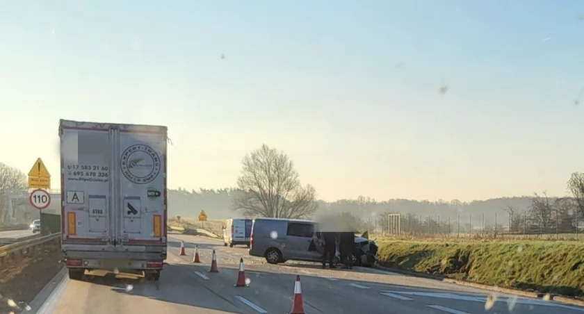 Trzy osoby ranne w wypadku na autostradzie A4. Laweta zderzyła się z busem