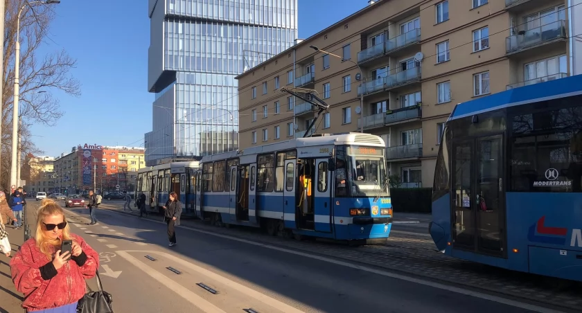 Dzień pieszego pasażera we Wrocławiu. Czterdzieści tramwajów nie ma prądu!