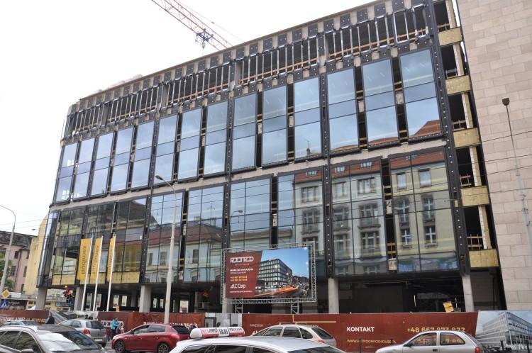 Modernistyczny biurowiec obok Capitolu ma już elewację. Otwarcie wiosną [ZDJĘCIA, WIZUALIZACJE]