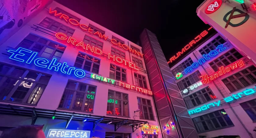 Wrocławska galeria neonów znów działa w podwórku przy Ruskiej!