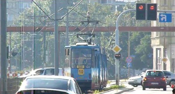 Na Jana Pawła II tramwaje i auta czekają na zielone, bo we wrześniu ruszy węzeł