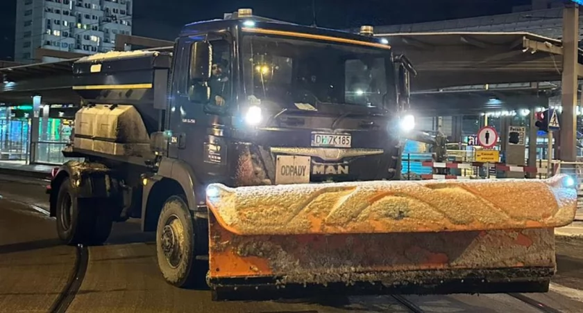 Wrocław: Pługi wyjeżdżają z baz. W nocy może spaść śnieg!