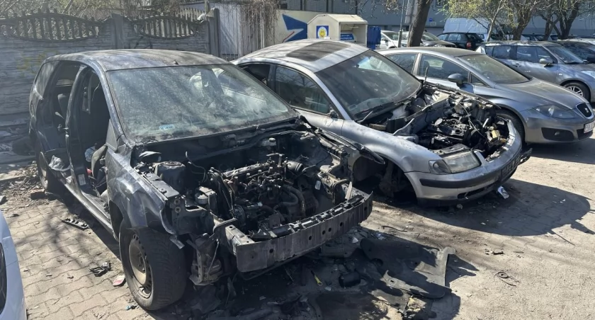 Oto królowie wrocławskich wraków. Z tych aut wymontowali już chyba wszystko