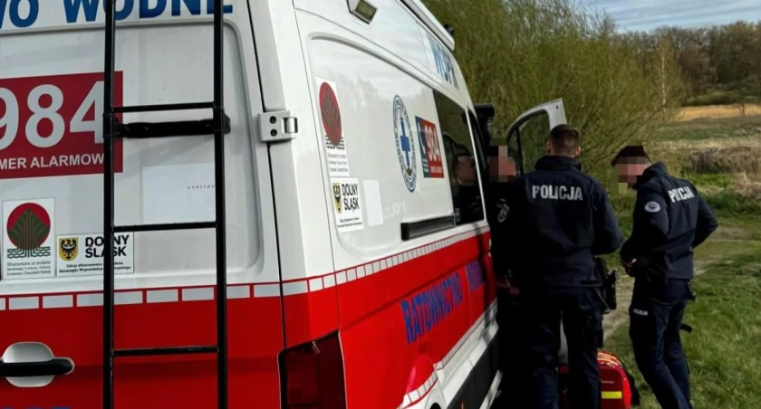 Starszy mężczyzna otarł się o śmierć. Nie mógł wyjść z lodowatej rzeki
