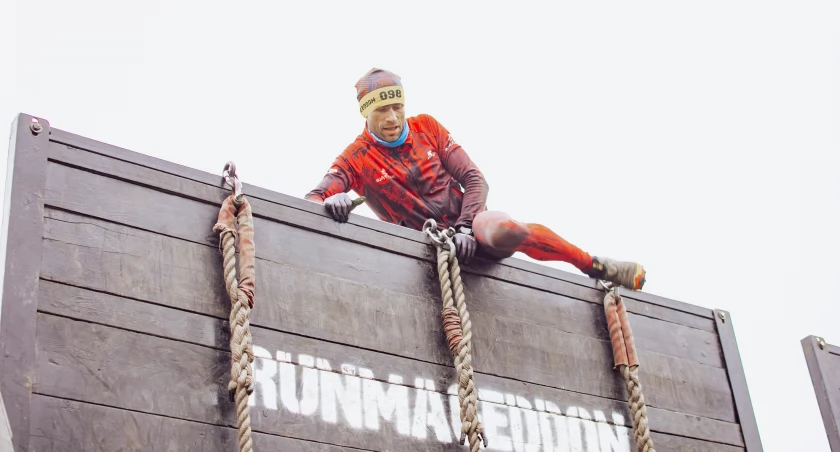 W błocie i pocie czoła. We Wrocławiu trwa Runmageddon 2025