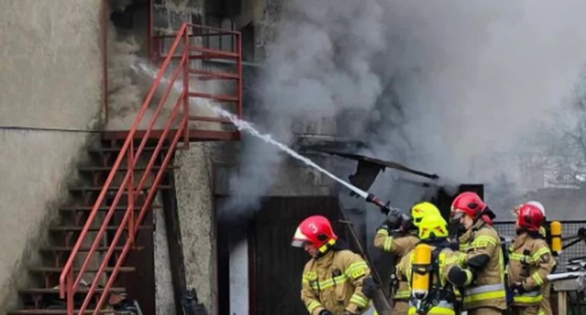Duży pożar pod Wrocławiem. Płonie budynek gospodarczy
