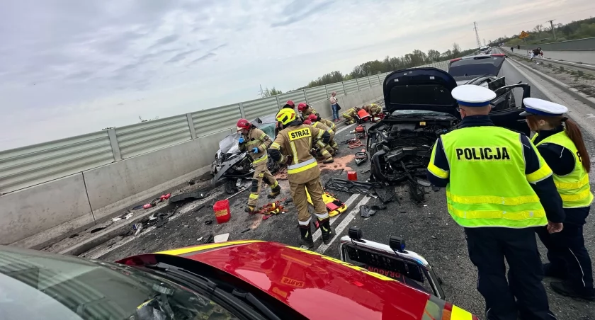 Groźny wypadek na Wschodniej Obwodnicy Wrocławia. Są ranni. Trasa jest zablokowana