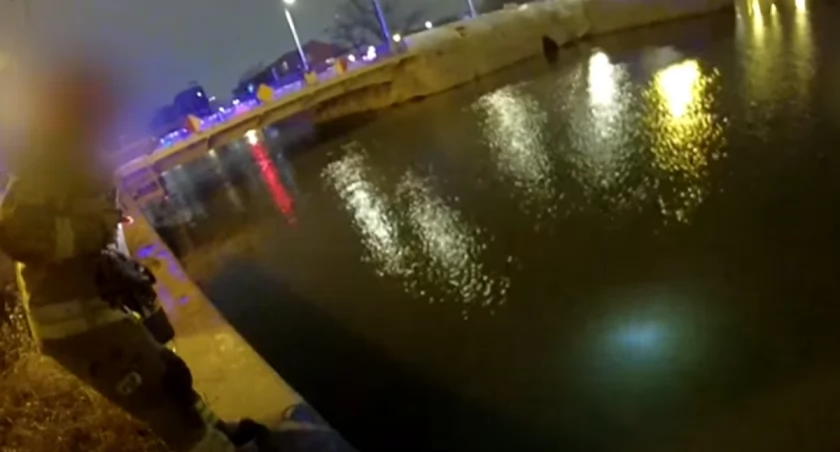 Młody człowiek wpadł do Odry w centrum Wrocławia. Zobacz film z akcji ratowniczej