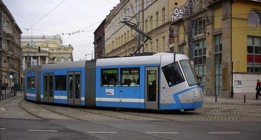 W tych 18 miejscach tramwaje muszą zwolnić. Nawet do 10 km/h!