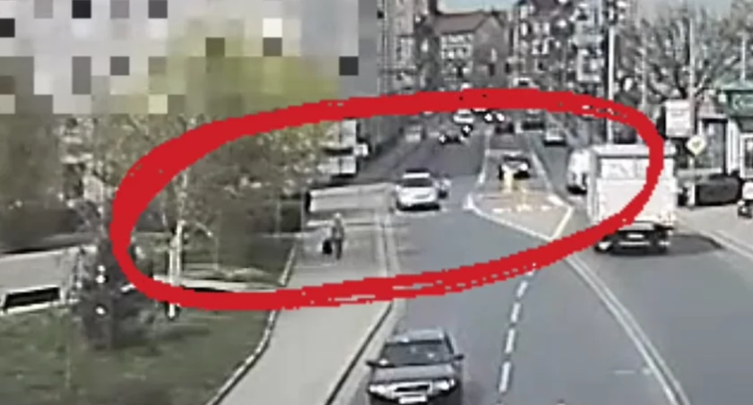 Kobieta wpadła mu na maskę. Starszy pan nawet nie zauważył. Pojechał dalej
