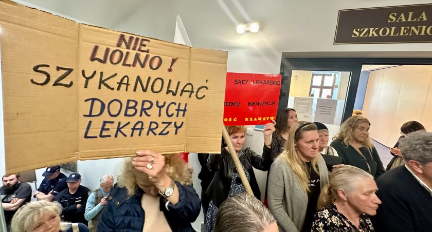 Wrocław: Aż 45 lekarzy-antyszczepionkowców stanęło przed sądem. Sali pilnuje policja