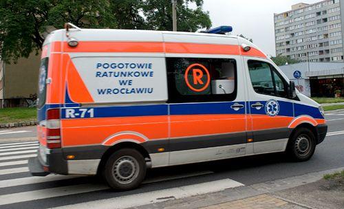 Znów groźne potrącenia: 3 osoby w szpitalu po starciu z autami i tramwajem