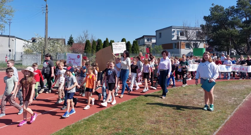 Wandale na szkolnym boisku. Dzieci protestują i grożą: 