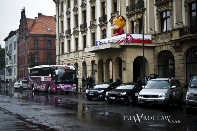 Czeska reprezentacja porusza się po Wrocławiu w asyście policji