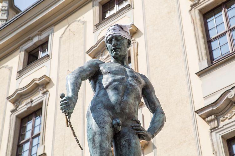 Szermierz bez szpady, ale za to... z piórem Fredry. Żartownisia szuka policja [ZDJĘCIA]