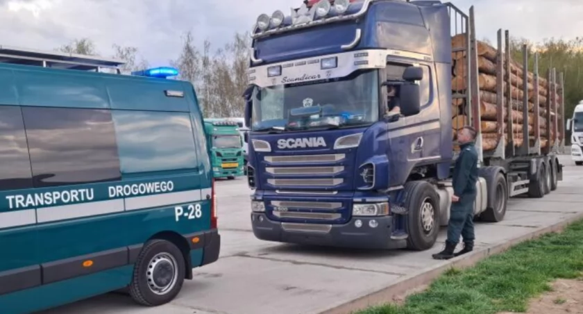 Przerażające! Kierowca bez prawa jazdy, ciężarówka bez przeglądu. Tak potężne bale jechał przez A4