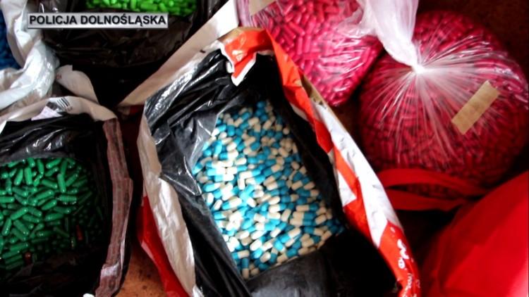 Wrocławska policja zatrzymała „nielegalnych aptekarzy”. Oszukali ponad 1000 osób